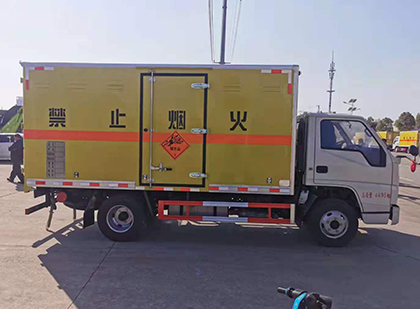 溪湖爆破器材运输车技术升级与安全合规新趋势